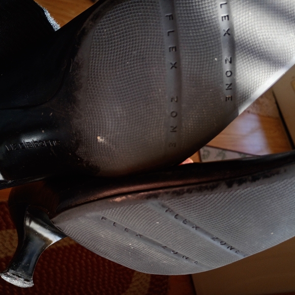 Liz Claiborne Classic Black Heels - Picture 5 of 5